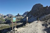 074 Sullo sfondo il Rifugio Locatelli - Monte Paterno